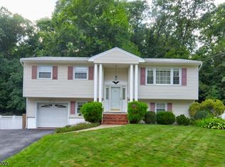 201 Reeve Ave, Bloomingdale, NJ 07403