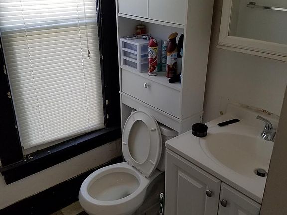 3rd image of 904 Bluemont Ave APT 2