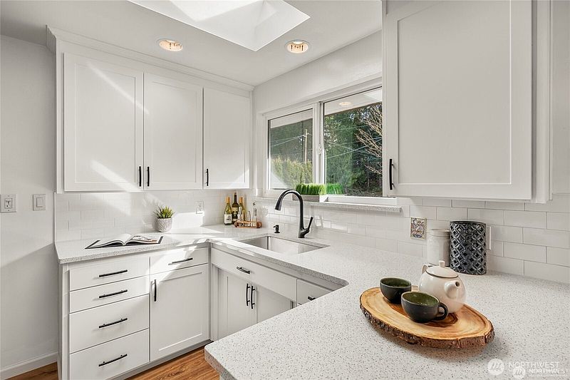 5th image of 19513 Meridian Avenue N