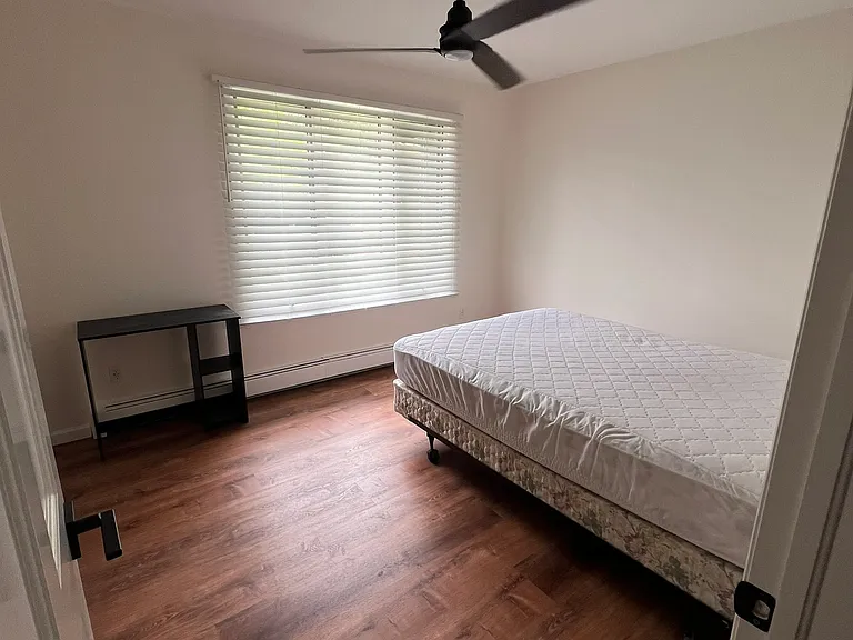 Mainfloor bedroom.