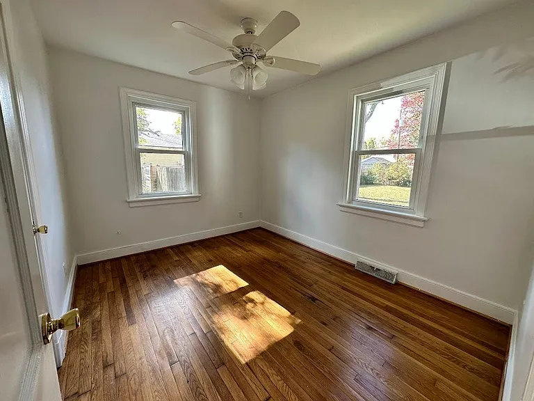 900 Byswick Ln — Photo 10