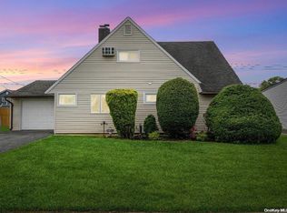 24 Spindle Rd, Hicksville, NY 11801