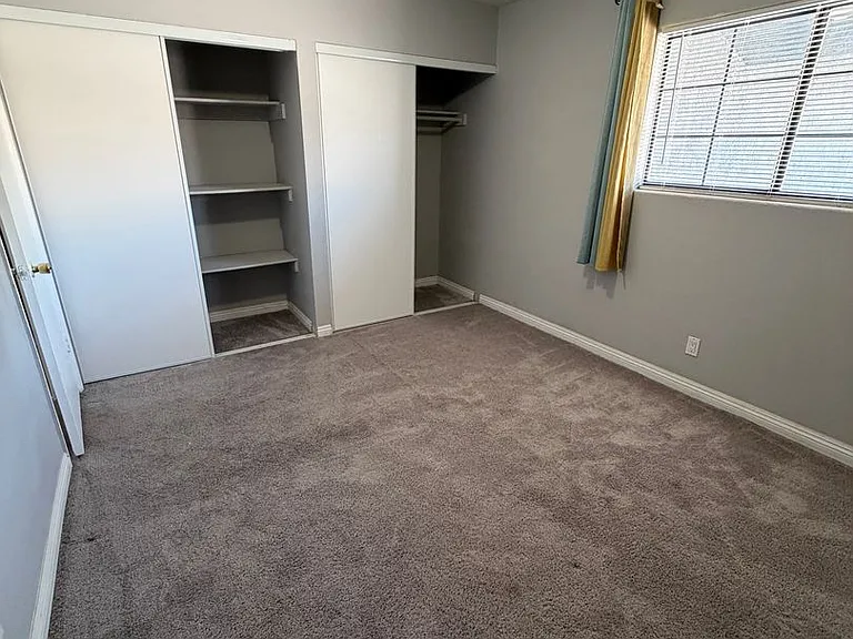 2820 S Sandhill Rd — Photo 16