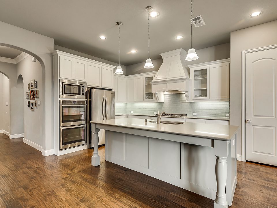 1st image of 633 Canterbury Ct