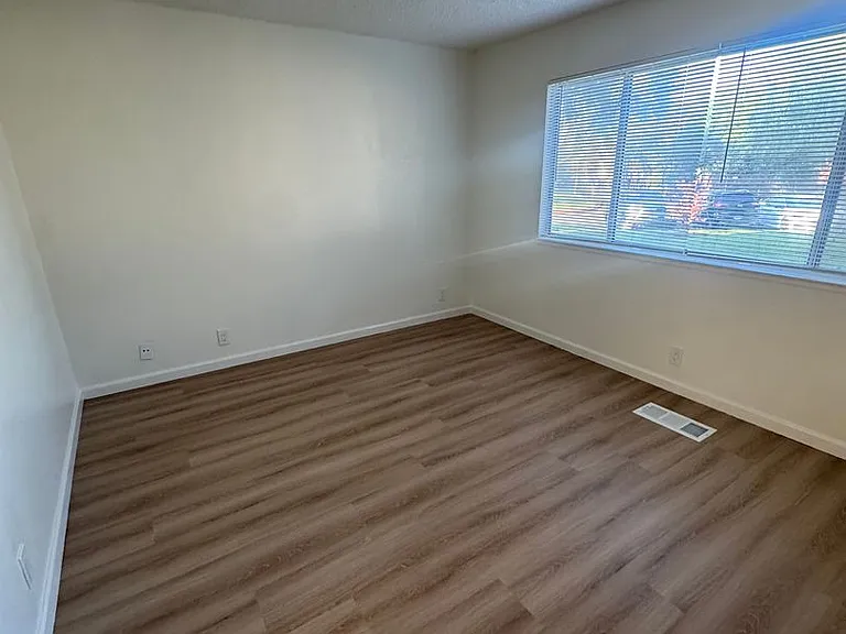 512 Lancaster Ln — Photo 10