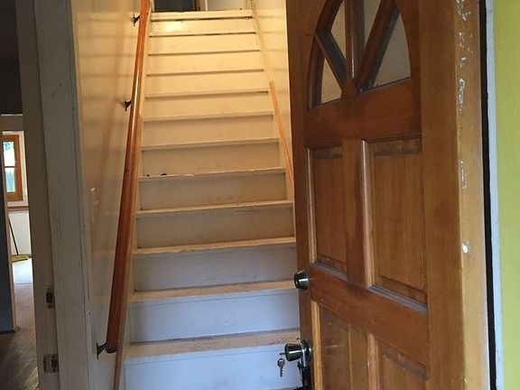3rd image of 924 Granville Ct N APT B