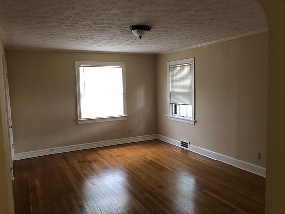 Large living room, hardwood floors