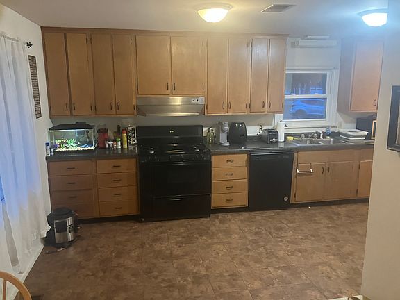 5th image of 910 Rose St