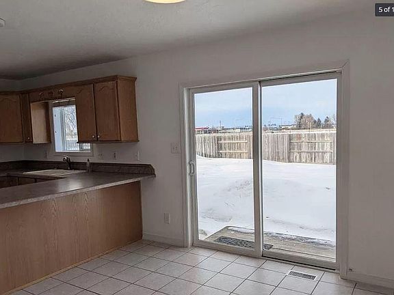 4th image of 98 Douglas Dr