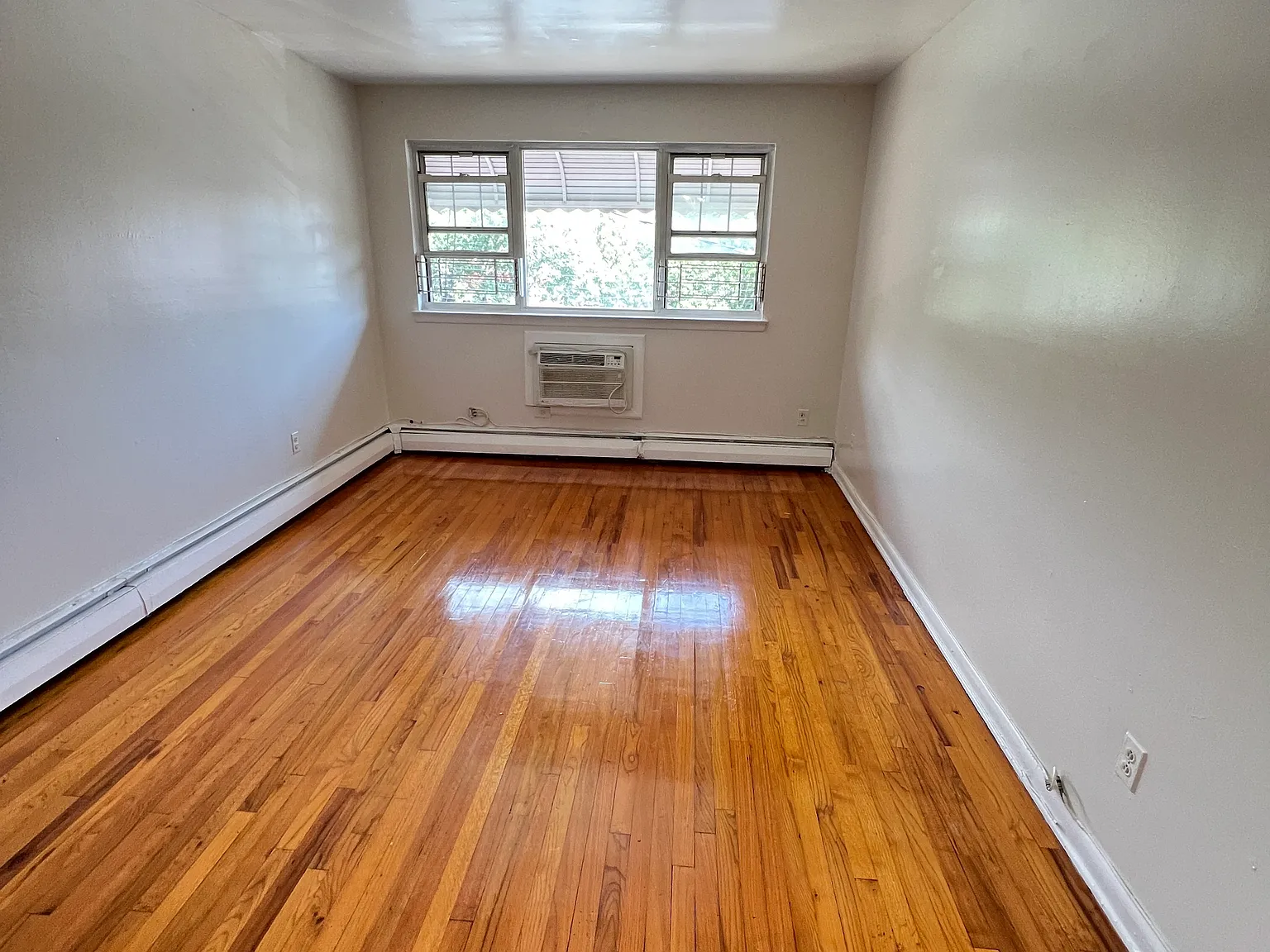 E 221st St, Bronx — Photo 3
