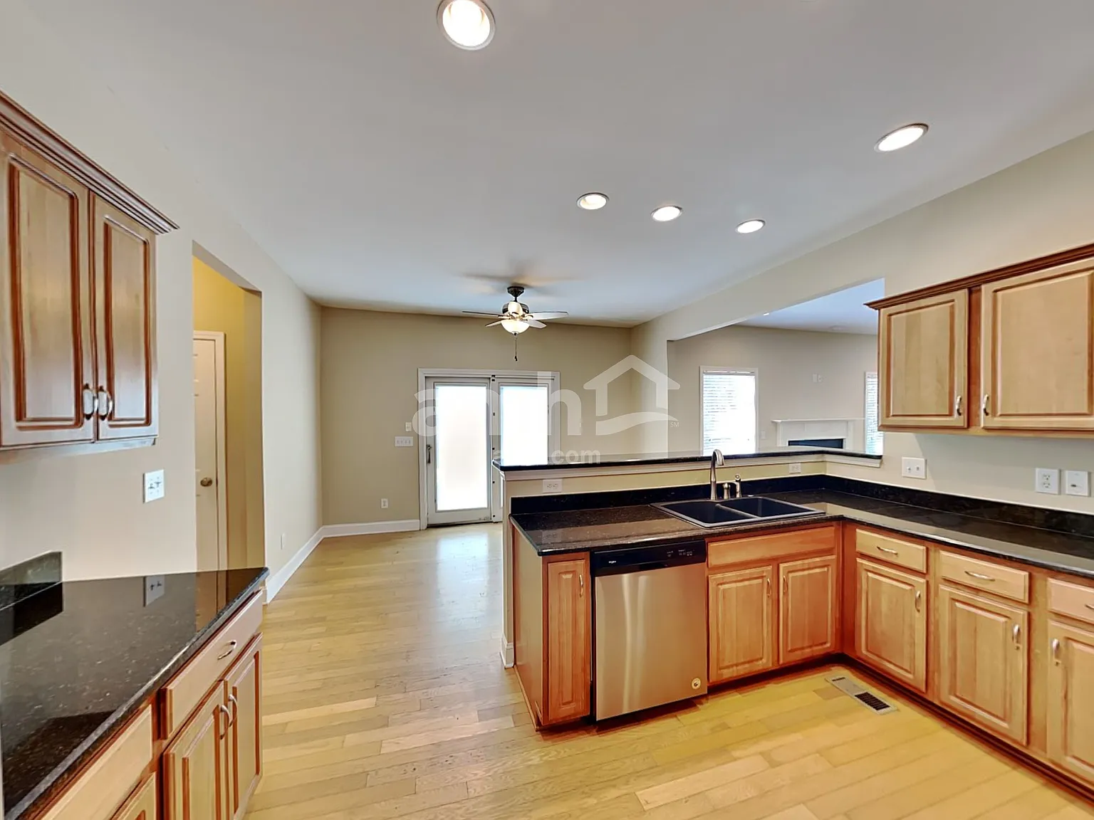 4 bed, 2.5 bath, 3210 sqft, $3,060 — Photo 4
