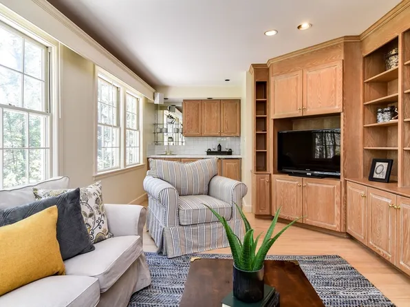 9 Buttercup Ln, Dover, MA 02030