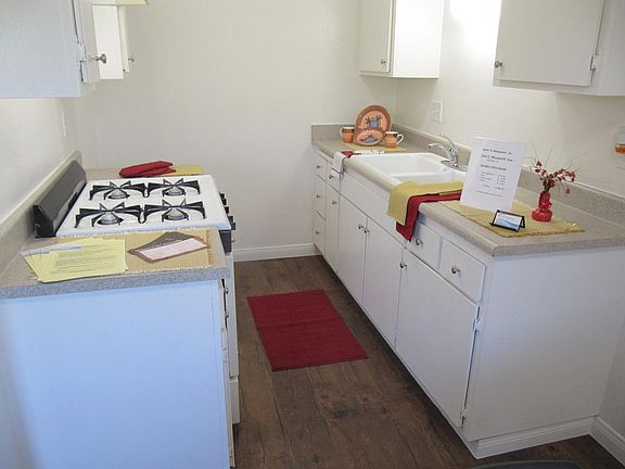 Kitchen w/Gas Stove, Lots of kitchen Cabinet Space on Both Sides, Top & Bottom