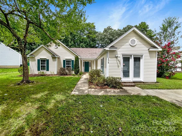 9828 Northwoods Forest Dr, Charlotte, NC 28214