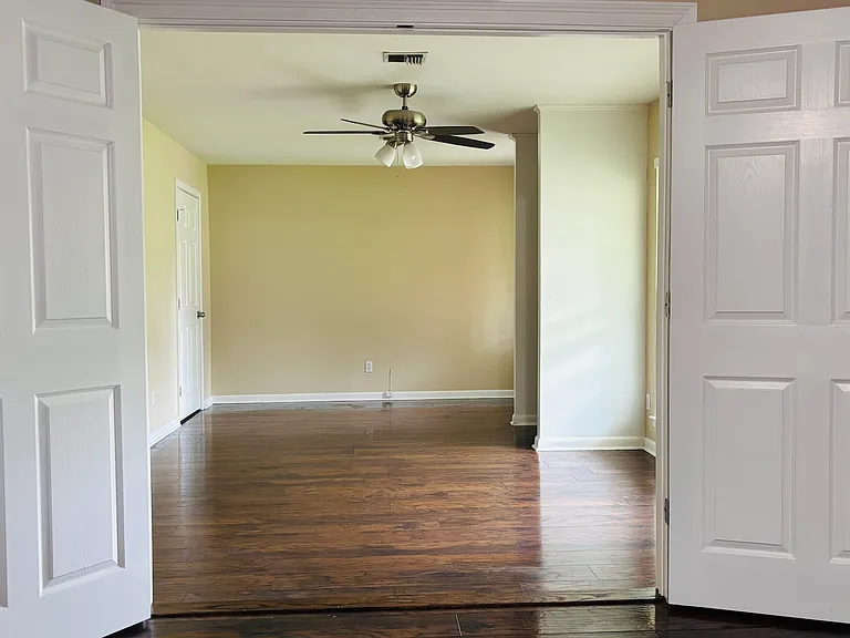 901 Dulles Dr — Photo 16