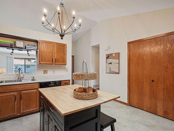 5th image of 3268 Greenbrier St #3268B