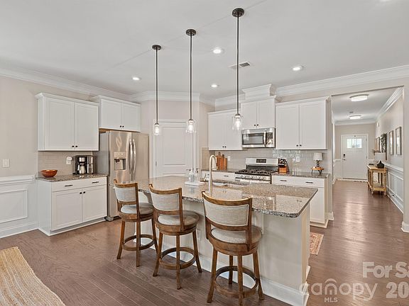 3rd image of 261 Robinwood Ln