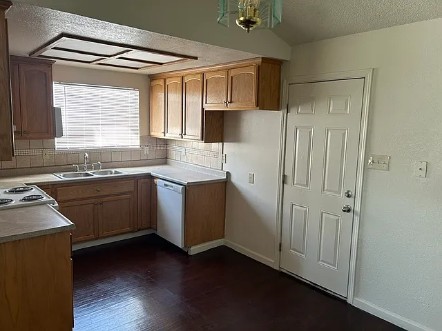 3 bed, 1200 sqft, $2,300 — Photo 4