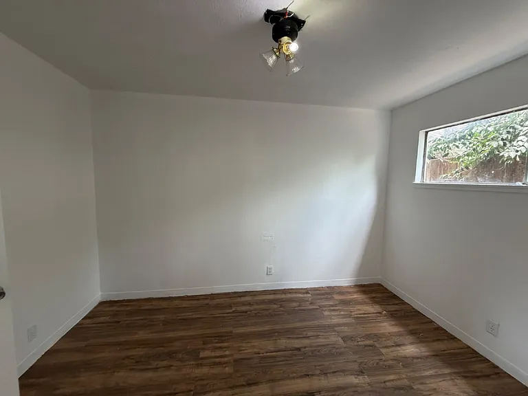423 W 21st St #8 — Photo 8