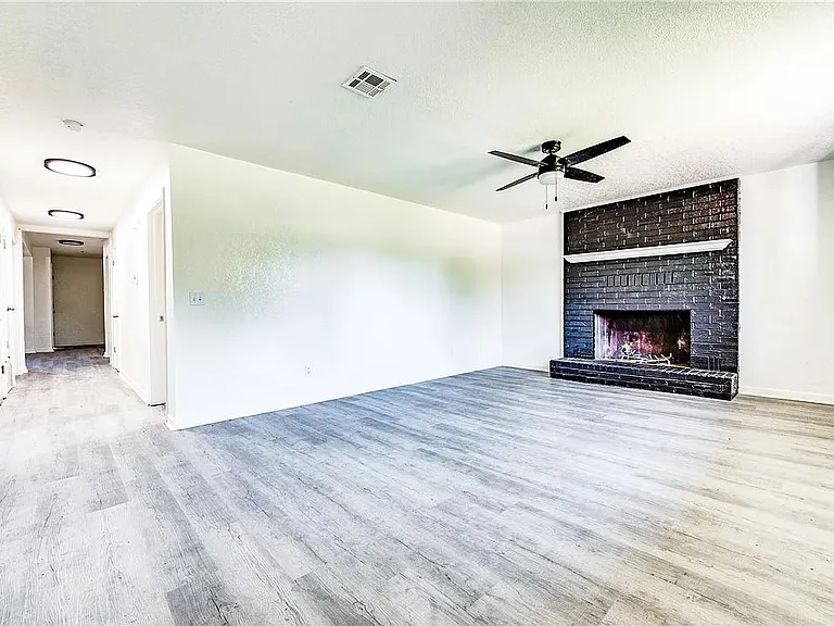 1206 N Markwell Ave — Photo 2