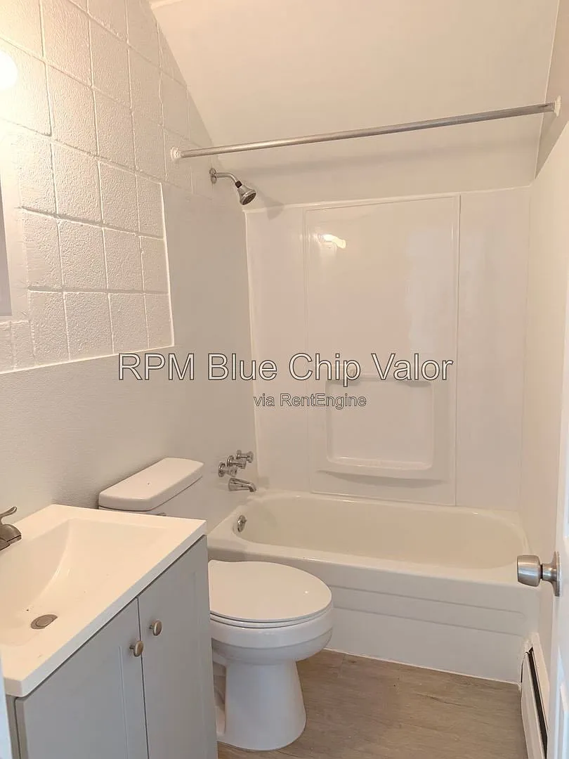 Studio, 1.0 bath, $800 — Photo 3