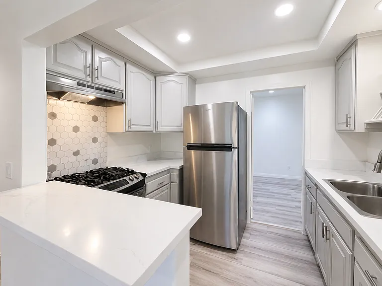1084 Walnut Ave — Photo 4