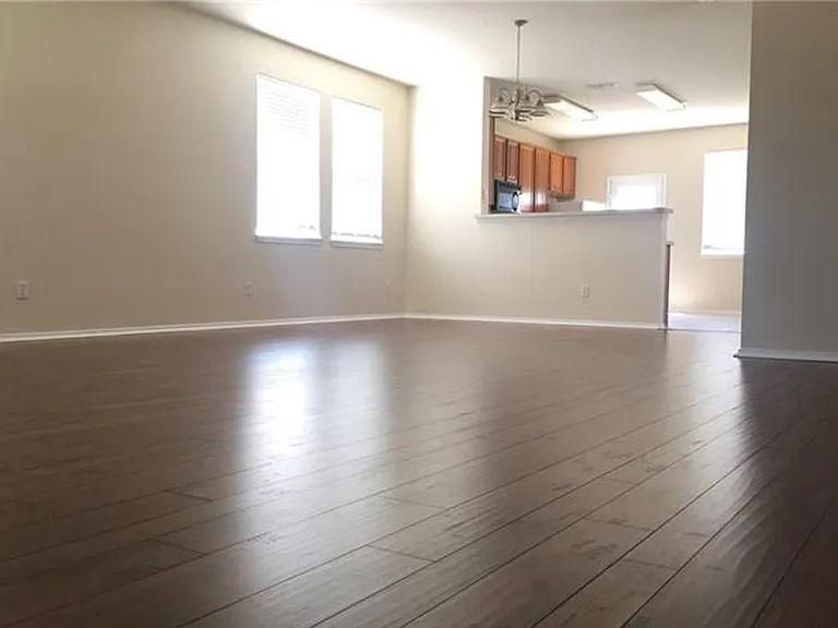 2204 Hickory Dr — Photo 2