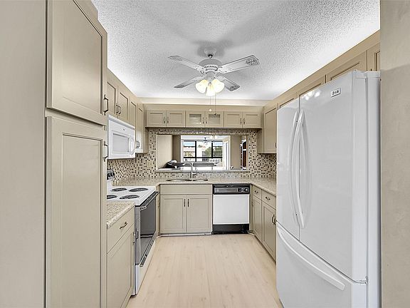 5th image of 10556 E Clairmont Circle #309