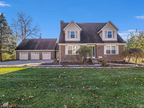 512 Jamestown Dr, White Lake, MI 48386