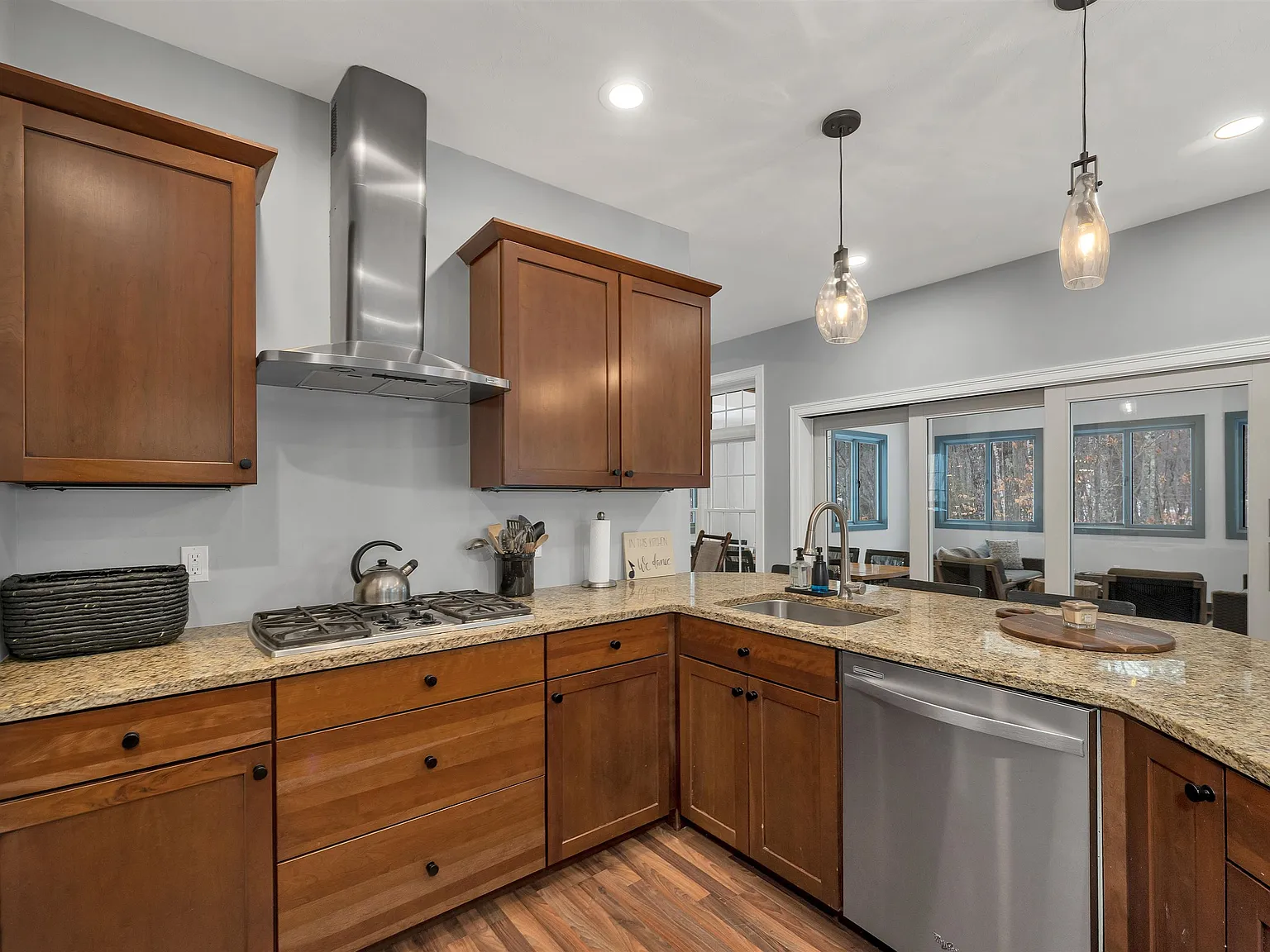 5 bed, 3.0 bath, 4762 sqft, $18,000 — Photo 3