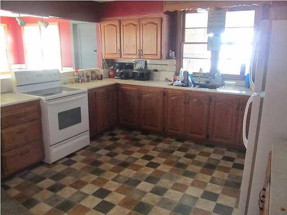 4th image of 142 N Washington St
