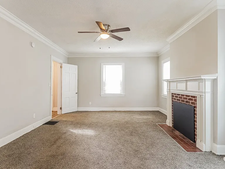 392916_019_living_room_13574057.jpg