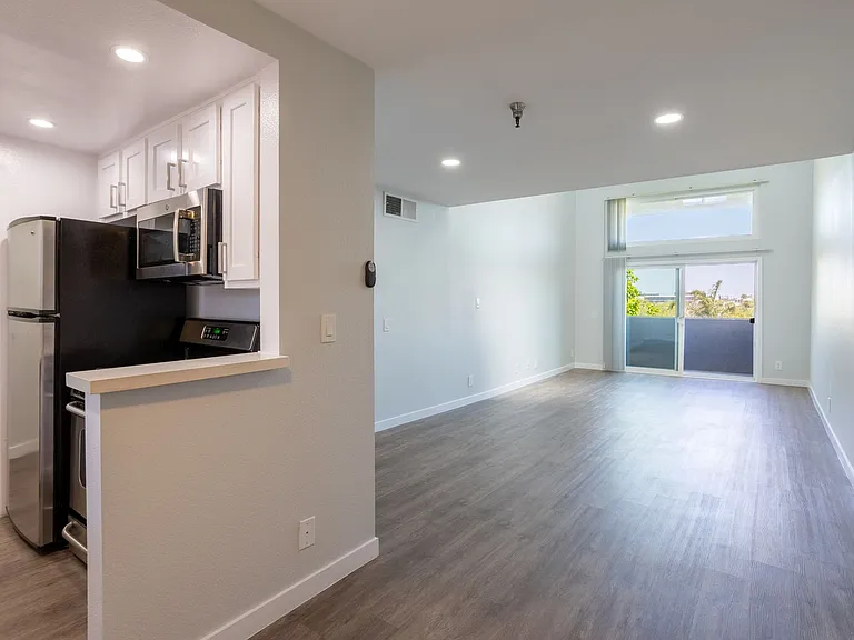 110 S Sweetzer Ave — Photo 29