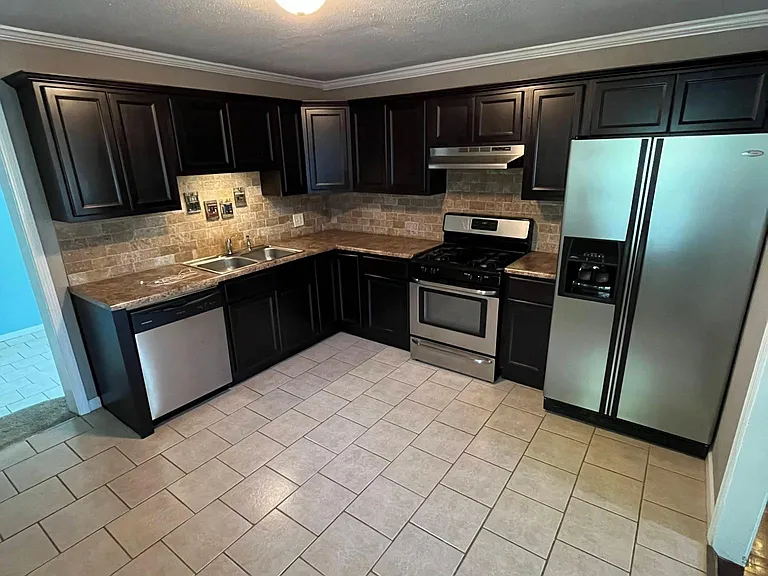 727 E Brooks St — Photo 4