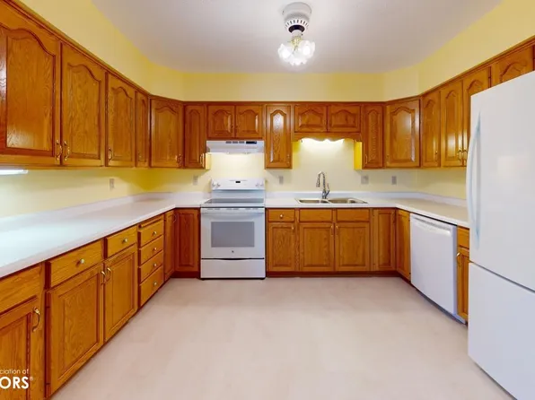 202 N 6th St, Forest City, IA 50436