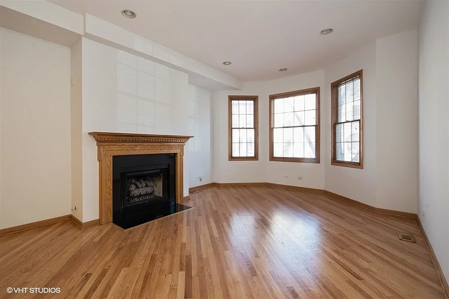Building Photo - 623 W Briar Pl #1