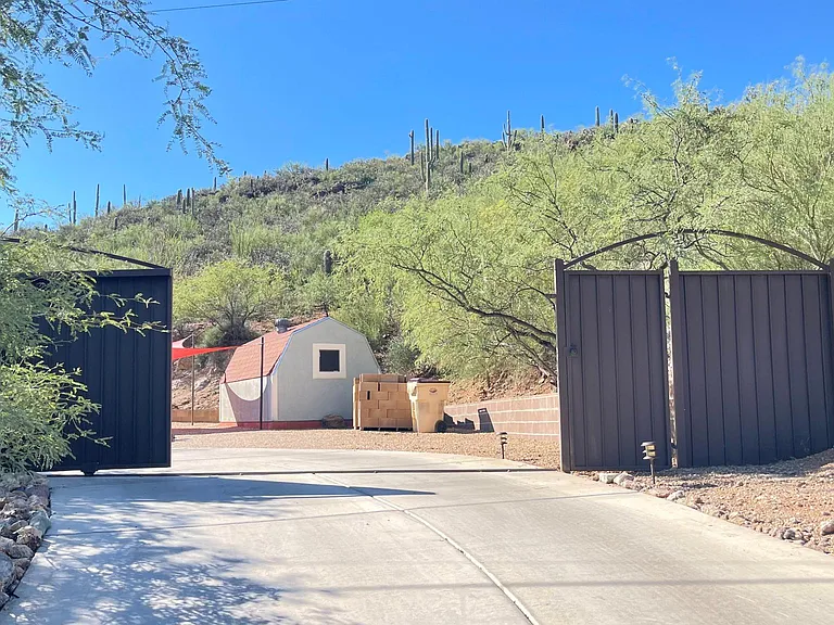2415 W Irvington Pl — Photo 2