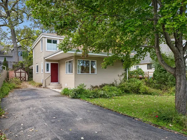 907 Jackson Ave, Wauconda, IL 60084