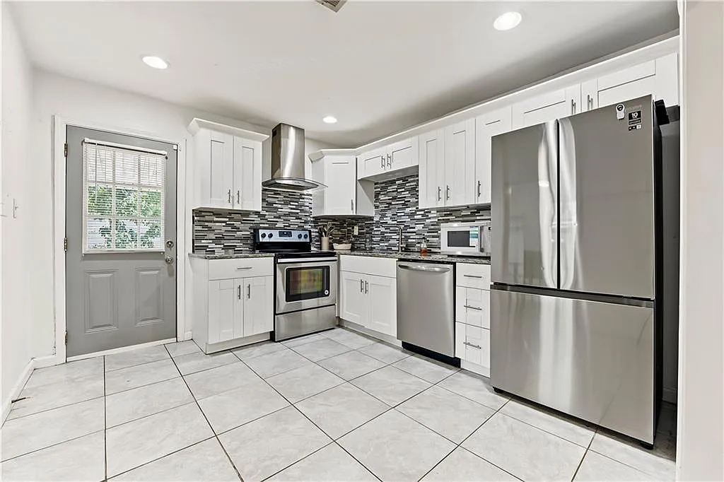 3 bed, 2.0 bath, 1402 sqft, $2,100 — Photo 3
