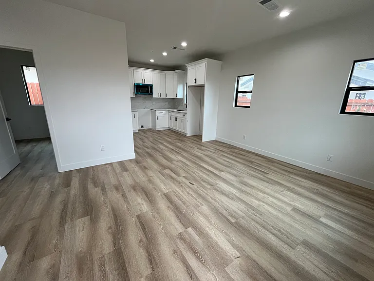 4417 Phelan Ave — Photo 6