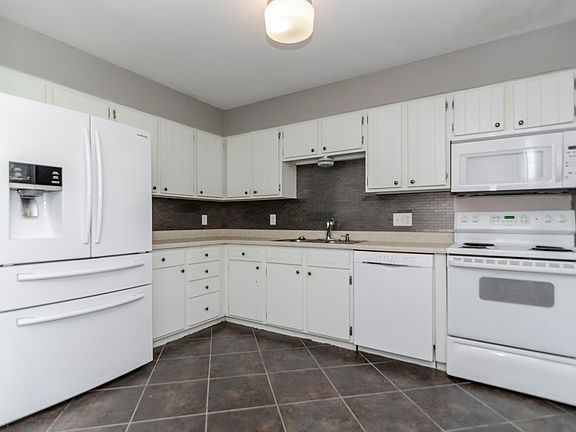 5th image of 613 Plaza Dr