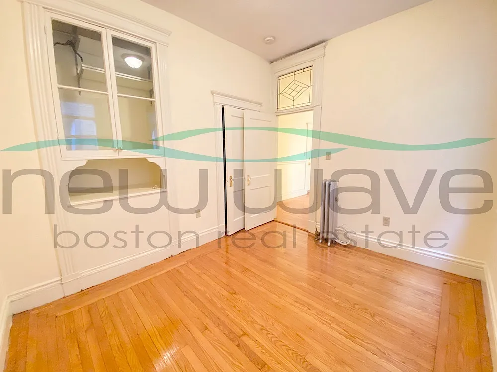 Building Photo - 32 Queensberry St #6