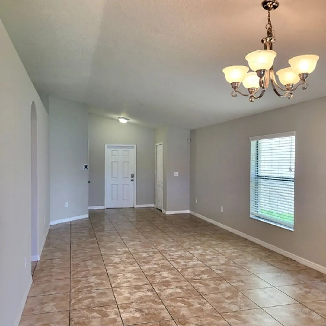 Beautiful 3 bedroom/2bath/2 car garage with oversized backyard on a beautiful pond with lots of c... — Photo 2