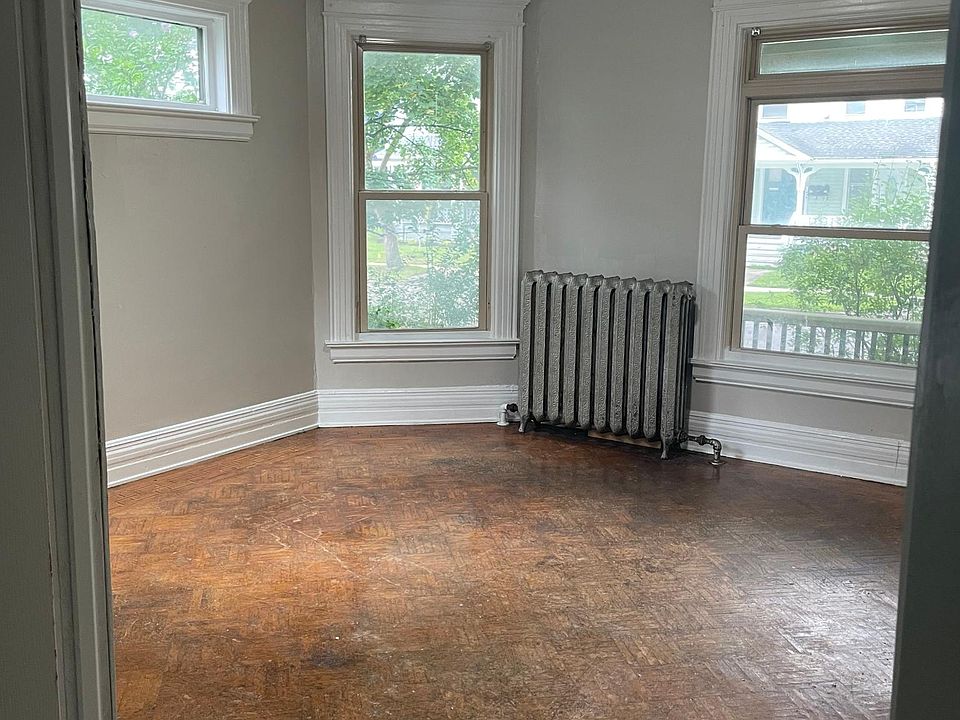 2nd image of 452 Alexander St Unit 2