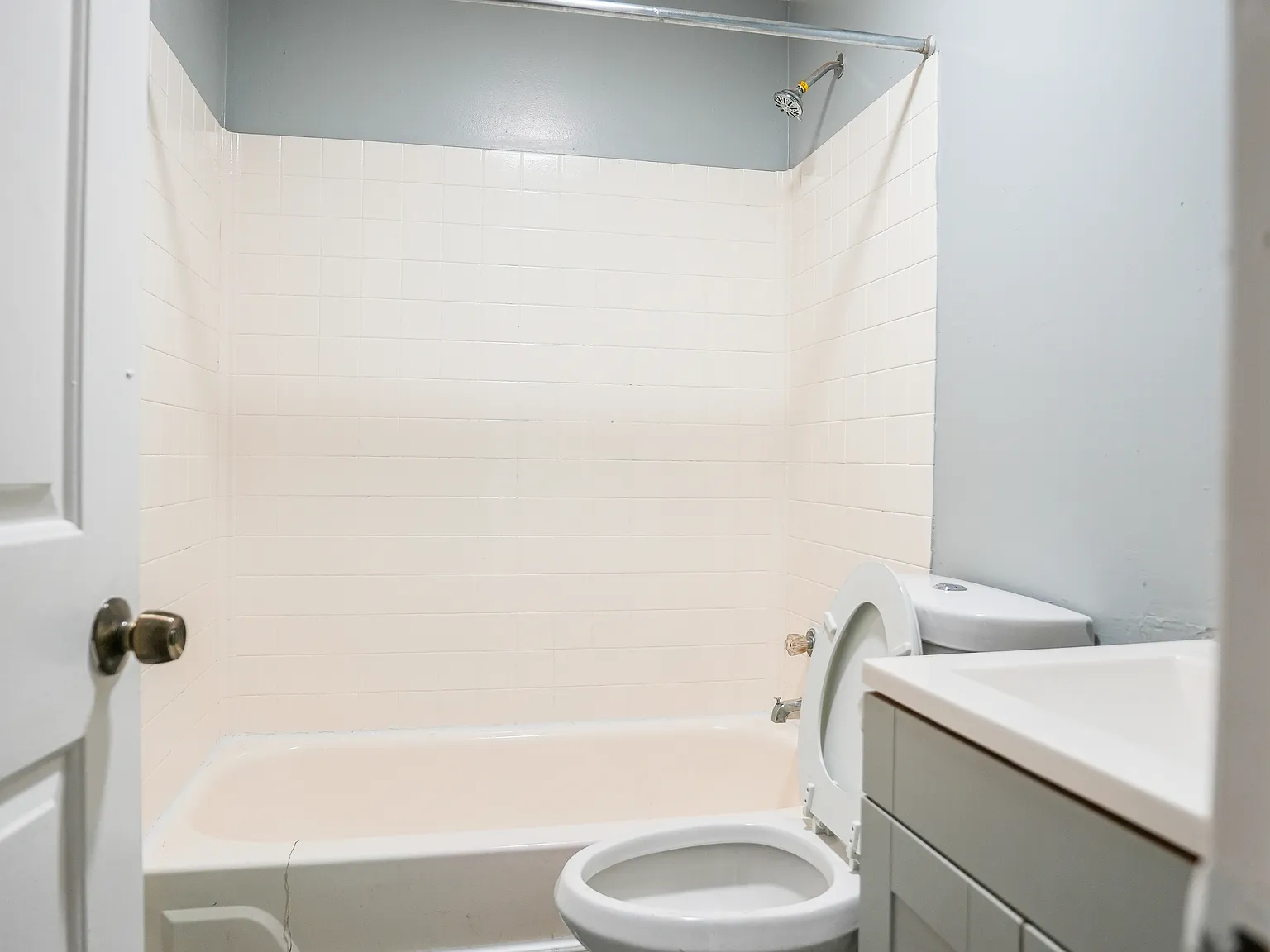 2419 Greenmount Ave — Photo 3