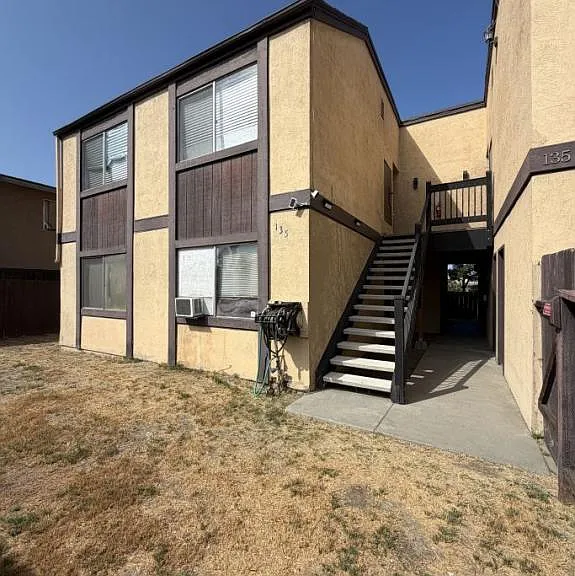 135 S Ash St — Photo 1