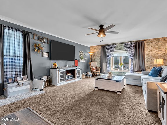 3rd image of 8 Lincoln Court