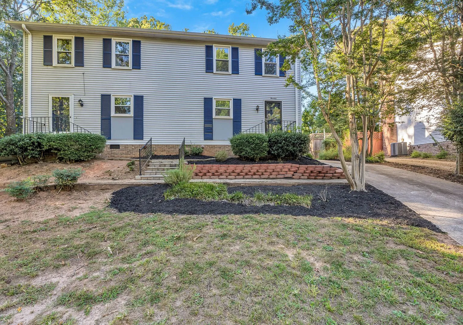 Beautiful 3-Bedroom Townhome in Taylors with Fenced Backyard — Photo 2