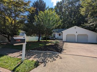 4 Spradley Ln, Middletown, NJ 07748