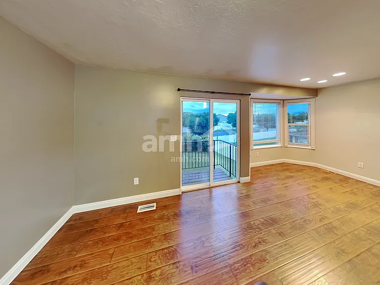 1015 W Westbury Ct — Photo 6
